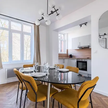 Charming Through-apartment Renovated And Equipped! شقة *